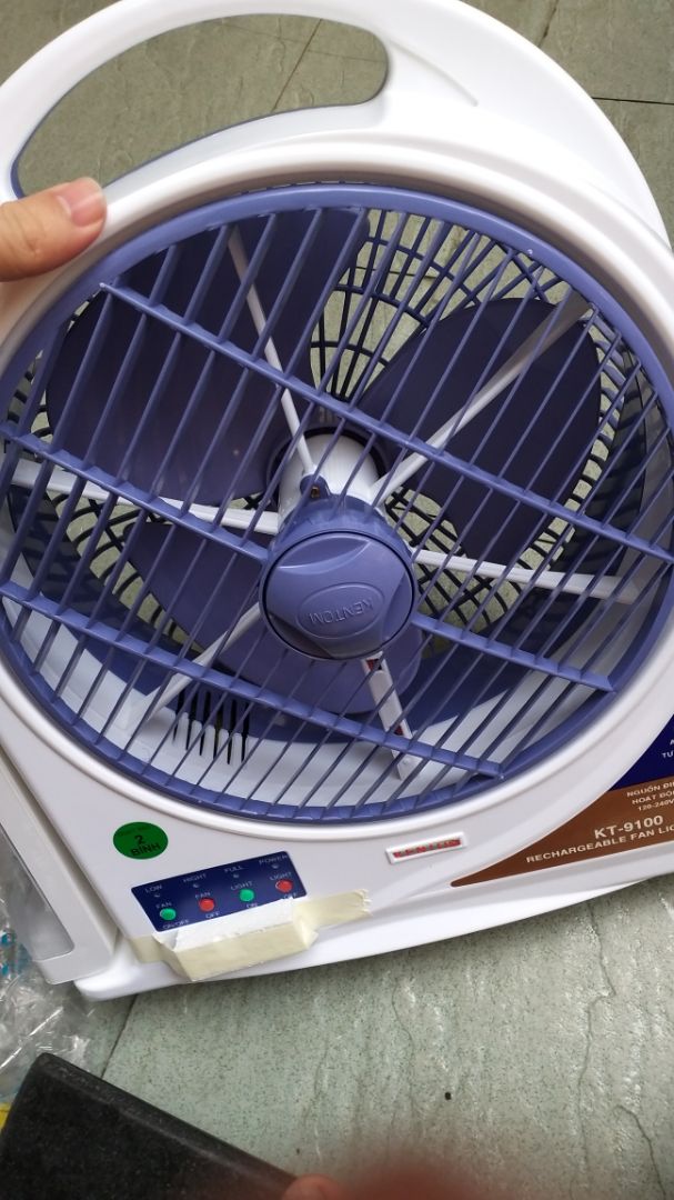 quạt gió mạnh. mát cũng tương đối rộng.  chỉ khác hình ở cái nút điều khiển. trên thực tế là nút bấm chứ ko phải gạt đẩy. chưa *** thời gian quạt max là mấy giờ nhưng mình sạc 1 đêm. xài mấy hôm rồi mà chưa thấy yếu. nhà có con nhỏ nên mua 1 cái.phòng khi mất điện
