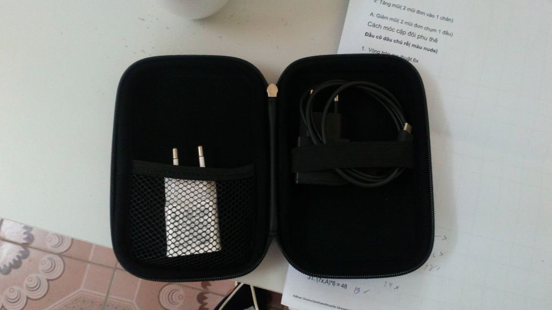 Mình mua sale với giá 36k. Hàng rất ổn, hộp to, cứng cáp, có 2 nhăn nhưng không gian hộp khá rộng đựng được khá nhiều, khuyết điểm duy nhất là lớp đệm lót bên trong không được dày dặn cho lắm nên bạn nào yêu cầu hộp chống sốc tốt thì nên chọn loại khác. Tổng thể mình thấy rất ổn.