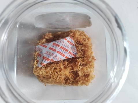 Có 1 gói hút ẩm nặng bằng 1 lạng ở mỗi hộp 500gr chà bông. Tính ra chà bông có giá hơn 200k/1kg r. 😆😆