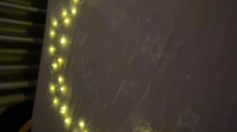 Sáng, màu đẹp.
Dùng pin tiện lợi.