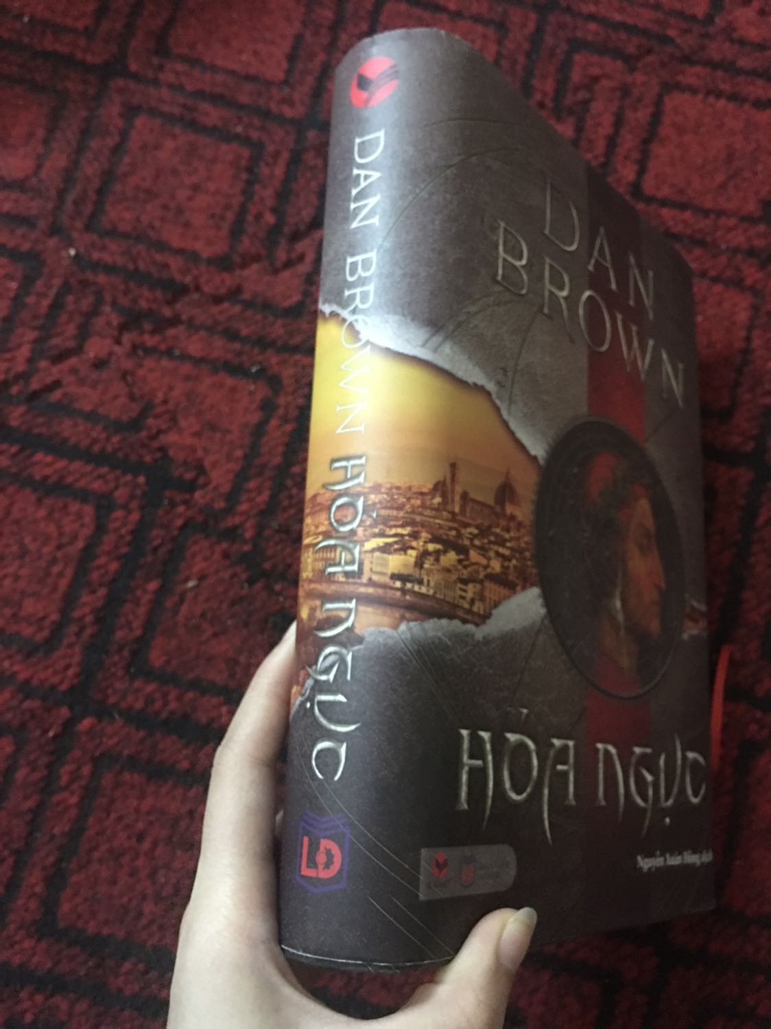 Chưa đọc nên chưa biết nx sao, mình đánh giá chất lượng vậy :v phải nói là bìa quá đẹp, giá lại quá rẻ cho 1 cuộc tình ❤️ umee cái bìa đầu tiên ❤️ cơ mà có 1 trang được đóng nhìn không được đẹp mắt lắm :((( Bộ của tgia này để trưng quá đẹp luôn, làm bìa quá đẹp!