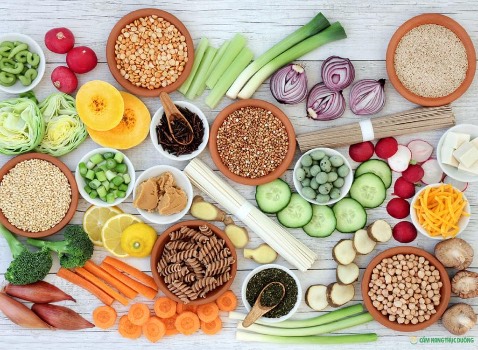 Sách rất hay, tán dương công sức của bác Vượng khi viết nên 1 quyển sách vô cùng ý nghĩa như vậy. Quyển sách phá vỡ mọi định kiến trước đó của con người, đến nỗi tui còn hoài nghi nhân sinh, thắc mắc kiểu “ủa zị hoá ra là không phải lúc nào bác sĩ cũng đúng 100%” =))))) cái quan niệm *** nát ăn thịt bò để bổ máu thì nên vứt ra khỏi đầu mình rồi, và còn blabla các kiểu con đà điểu những vấn đề ăn uống tai hại trước đó của mình rồi. 
Sách này phù hợp cho những ai thực sự open mind trong cách chỉ dẫn của bác Vượng nha🥰 và thực sự quyết tâm bắt tay vào thay đổi thói quen ăn uống hằng ngày luôn, chứ mà bảo thủ kiến chấp quá thì NEXT! :))))