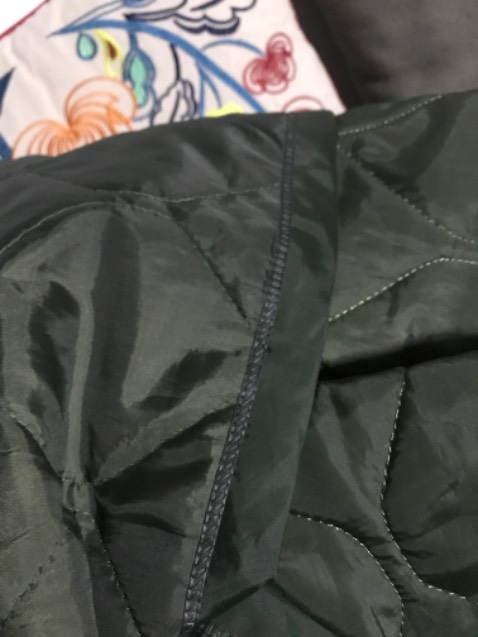 ik chang cái mềm đc dùng trên xe Phương Trang nhen. Mềm dùng rất thích cả khi dùng điều hoà hoặc ko. Rất nhẹ nên không quấn vào người như mấy loại sợi vải khác, kiểu dễ bị bay bay lung tung khi dùng quạt. Túm lại là rất ưng ý. Màu rêu cũng đẹp.