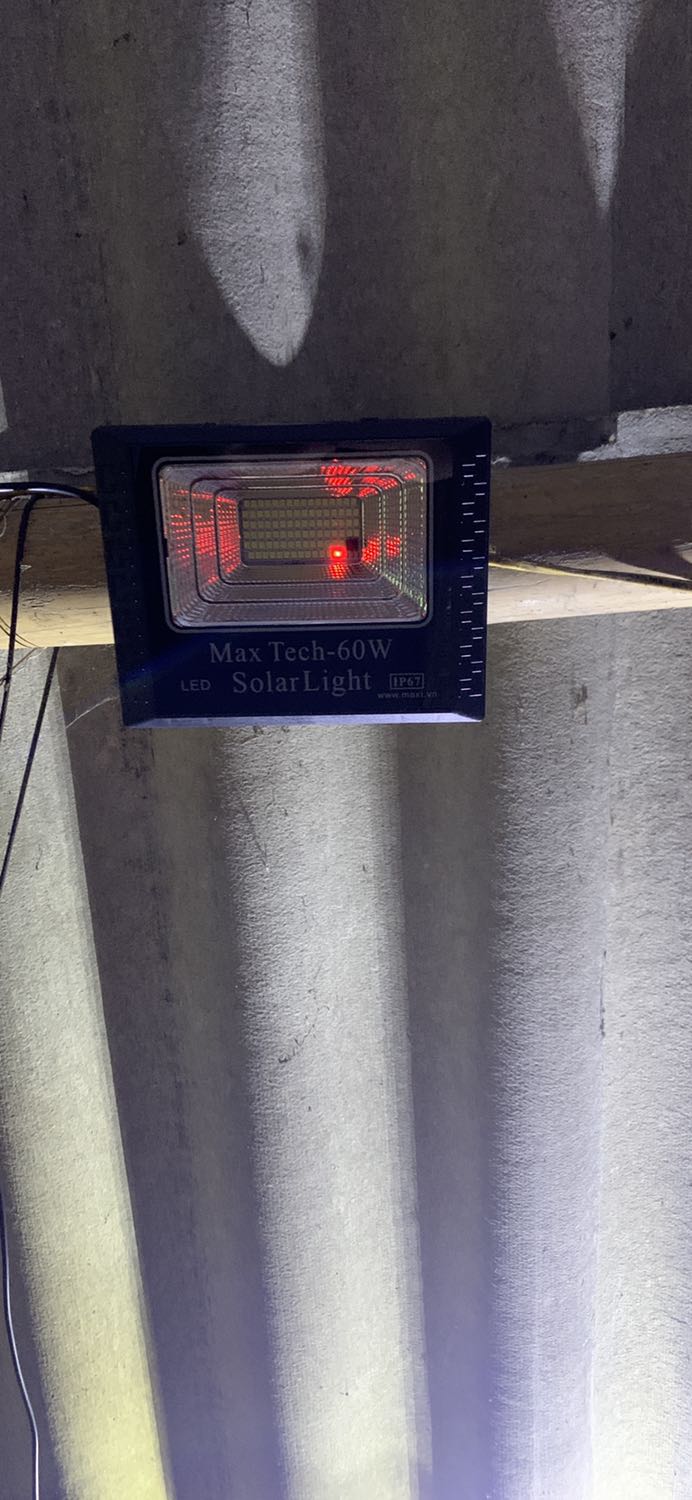Nói chung điện áp thì k đạt, đủ sáng kiểu sân vườn or phòng khi mất điện dùng tạm. Hi vọng độ bền cao là tốt lắm r. Kể mà nsx làm chân đỡ pin mặt trời bằng vật liệu k oxy hoá thì ngon