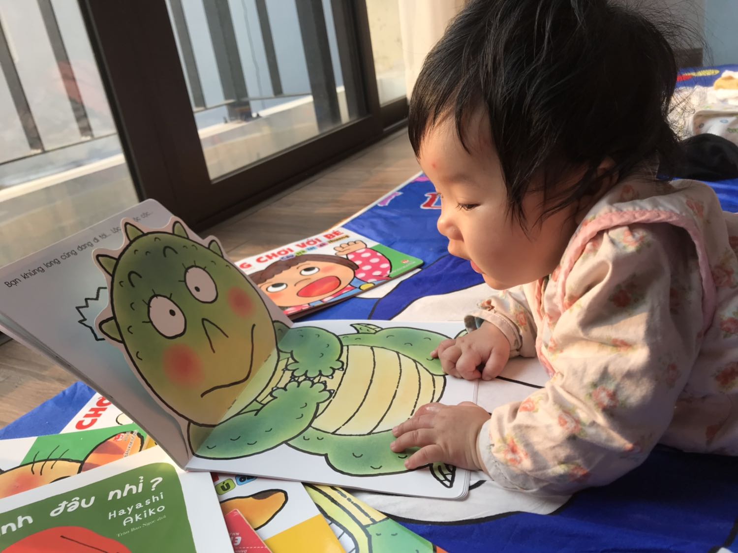 Mình được chị dâu mua tặng 7 cuốn của bộ sách này, sách rất hay. Rất thiết thực. Bé nhà mình rất thích sách này, mỗi lần đọc là bé chăm chú lắng nghe và hứng thú với câu chuyện. 
Nội dung ngắn gọn, dạy cho bé những câu đơn giản. 
Hình ảnh to, màu sắc rất tốt