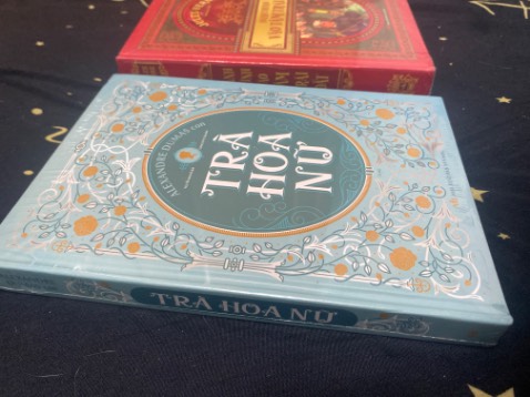 bị móp do vận chuyển cái này nói rất nhièu rồi, làm ơn chăm chút cho bất kì sản phẩm nào bán ra được chứ?
sách bìa đẹp, trang nhã, dày dặn, nội dung phải nói là kinh điển rồi, văn phong thì chưa bóc seal đọc nên chưa có nhận xét.
Cảm quan ban đầu khá ok.