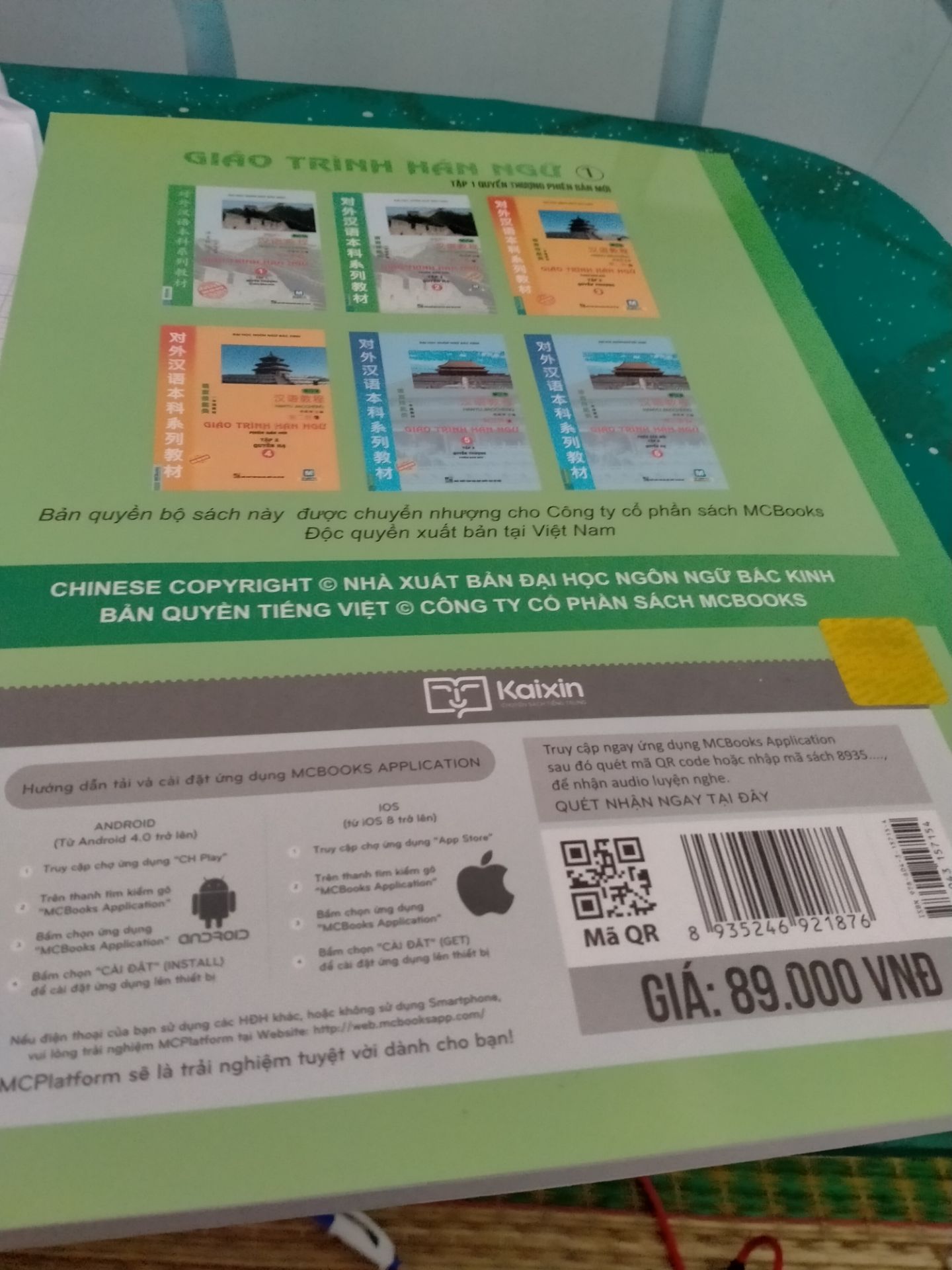 Giao hàng nhanh
Đóng không chắc chắn, hộp thì bị móp hết, sách chỉ có 1 cái bọc bao 6 cuốn, bên ngoài là 1 dãi trắng để ở mặt trên, kế tiếp đến hộp, đóng gói sơ sài
Giấy mỏng, nội dung thì ok, có tiếng Trung, phiên âm, tiếng Anh và tiếng Việt