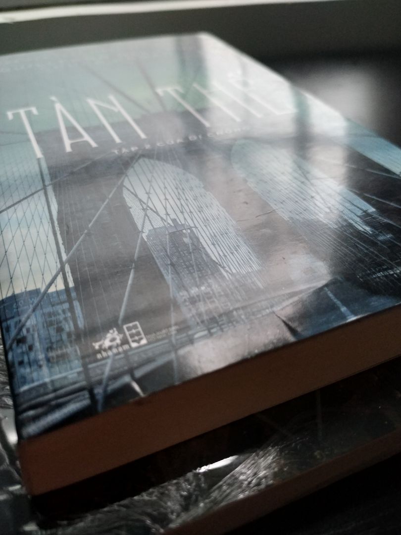 Mình là ng mê sách và có sở thích sưu tầm. Nên mình luôn muốn mua sách mới kén. Trc giờ mua rất nhiều sách ở tiki khi nhận hàng sách vẫn còn nguyên trong bọc trắng. Mình mua đơn hàng này là 3 cuốn, khi cầm cuốn này lên mình có cảm giác đây là sách second hand vậy. Góc sách thì gẫy, Gờ sách thì in lằn như là được mở ra đọc mấy lần vậy.
Nội dung sách mình chưa đọc nên ko review được.
Mong tiki rút kinh nghiệm cho các đơn hàng khác. 10 lần hài lòng 1 lần mất lòng thì cũng như ko.