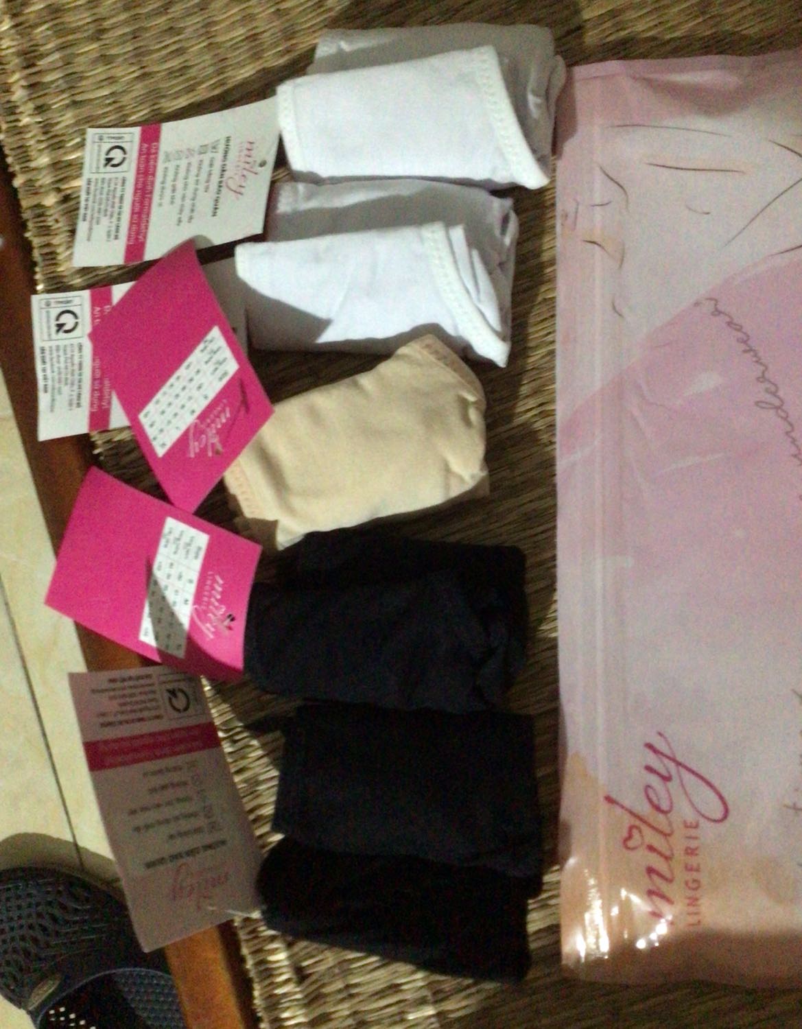 Đã mua mấy lần mẫu này của shop nên không có gì phàn nàn về chất lượng, mặc rất thích, vì mình chỉ mặc được đồ cotton nên chọn sp này, tuy nhiên đợt này shop giao một set có 2 quần đen và 2 trắng nên ko thích lắm, ko thích mặc đen nhiều, chỉ cần một cái là đủ.