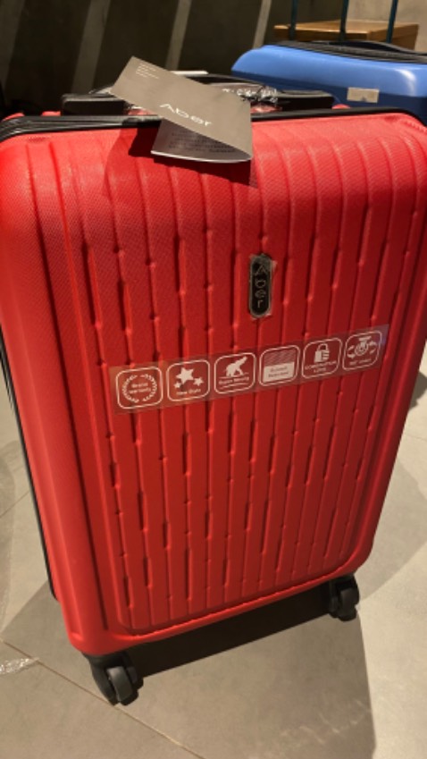 Vali nhỏ gọn, xinh xắn, màu sắc trẻ trung. Giá sale còn 500k là giá tốt chứ như giá niêm yết thì cao quá so với chất lượng. Độ bền thì phải dùng một thời gian thì mới đánh giá được. Thanks Tiki