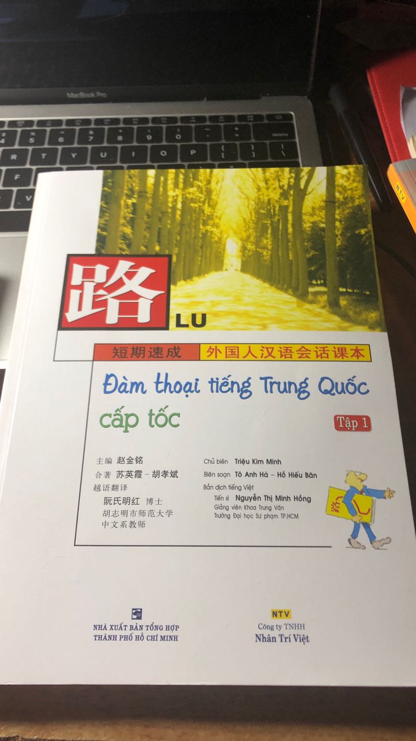 Mình muốn tự học tiếng Trung cơ bản từ lâu rồi, nhân dịch Tiki sale off 91% hốt liền 2 quyển tập 1 2 và ưng cái bụng. Sách trình bày rất dễ hiểu.