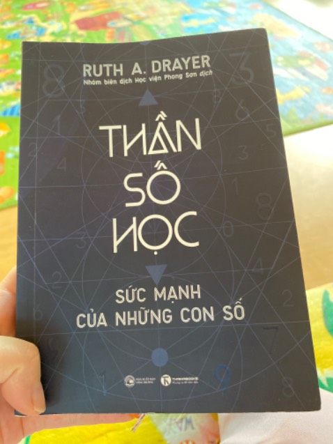 Mình đọc vài cuốn thần số học thì thấy rất ưng với nội dung của cuốn sách này. Phương pháp thể hiện bức tranh thần số học của 1 người trên 1 trang thực sự sáng tạo, nội dung sâu sắc và rung động