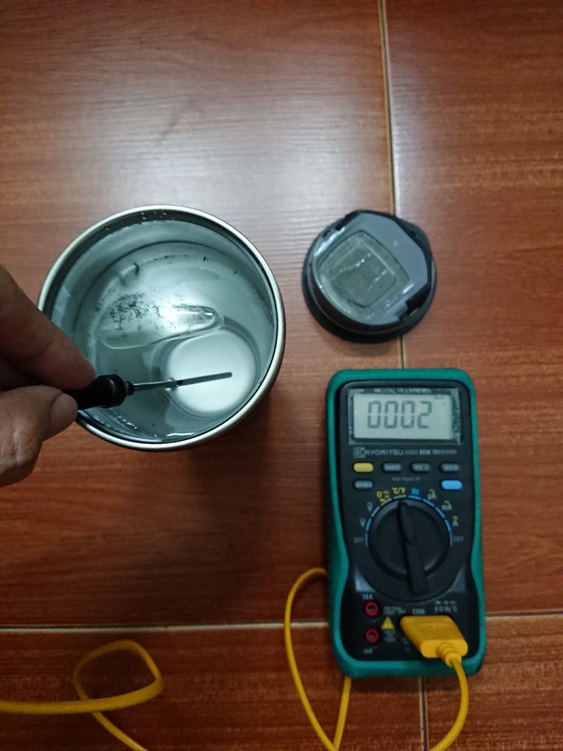 Vỏ và ruột làm kiểu nhám nhám. Bỏ một cục đá và chế nước gần đầy ly rồi đậy nắp, để 4 tiếng vẫn còn đá, cầm không thấy nhiệt truyền ra ngoài.
Ly cao khoảng 16cm, có nắp và miệng uống, muốn cắm ống hút thì tháo lưới lọc trà ra
TIKI đóng gói cẩn thận nhưng hộp chứa ly của nsx lại không có mút chống va đập -.-
Thiết kế dễ vệ sinh, dùng mút rửa chén mềm để vệ sinh. HDSD và bảo quản được nsx hướng dẫn rất kỹ