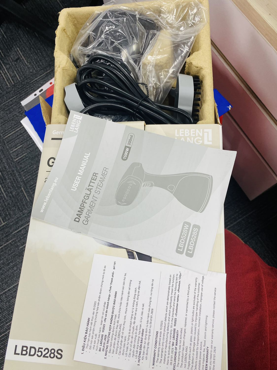 Giao hàng rất nhanh, có đầy đủ phiếu bảo hành và phụ kiện, hạn bảo hành tới T10/2023. Bàn ủi cầm ko quá nặng tay, độ bền thì chưa sử dụng nên chưa biết được, sẽ thử sau.