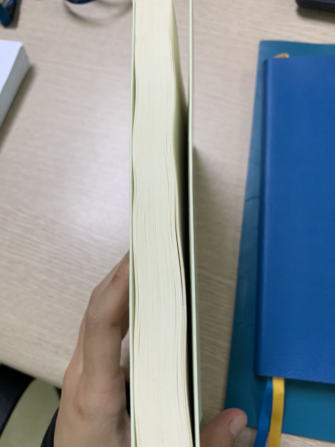 Bìa sách rất bẩn và bụi. Gây sách có nhiều nếp gấp không đều, Giấy bị cong. Mong Tiki có chính sách bảo quản và kiểm tra sách kỹ càng hơn trước khi giao cho khách hàng.