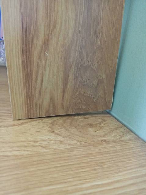 - Bề ngang miếng gỗ nhỏ nên khá nhỏ để làm kệ sách vở.
- Bề dày miếng gỗ không dày nên không chắc chắn, khá mỏng manh.
- Đinh vít vặn khá to so với bề dày miếng gỗ nên bị tét khi vặn vào (lỗi lớn).
- 2 lỗ đinh vít đục sẵn trên cạnh miếng gỗ không đều nhau nên khi bắt 2 miếng gỗ vào với nhau thì bị méo, dẫn đến chân kệ bị chênh (lỗi lớn).
- Lỗ đinh vít đục sẵn sát mép miếng gỗ (không ở chính giữa) nên khi bắt đinh vít vào làm tét gỗ (lỗ lớn).