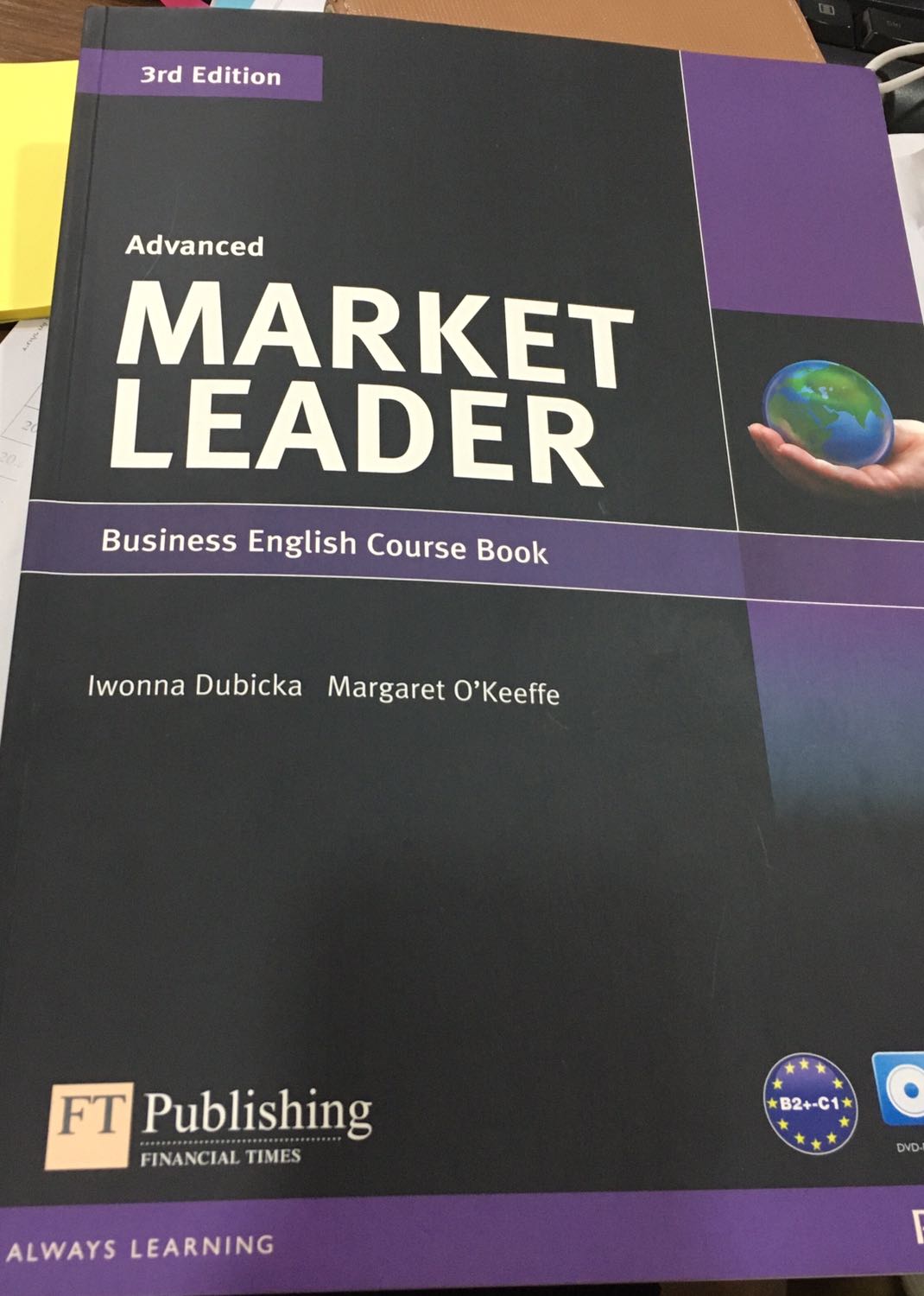 Sách hơi cũ. Không bị gãy hay rách. Màu mực oki. Màu mực được tạm ổn