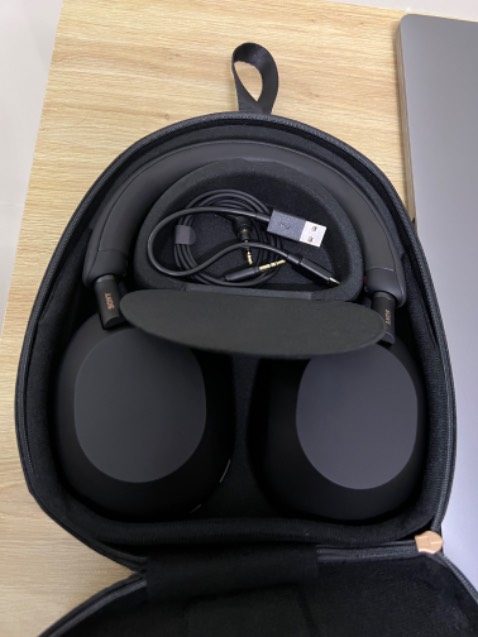 Âm thanh đa dạng với nhiều equalizer , phù hợp nhạc trẻ , EDM
Nghe nhạc trữ tình có vẻ chất âm không áp phê cho lắm 
Bạn nào thích bass nhiều thì có thể chọn em XM5 này