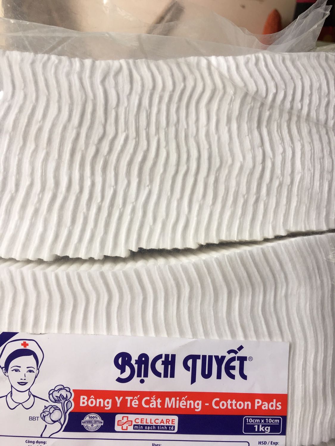 Mình nghĩ là bề mặt sợi sẽ mỏng nhưng nhận hàng thì thấy dày dặn, rất êm ái. Khi khô sợi bông có vương vương ra ngoài chứ ko sát hẳn vào bề mặt bông nhưng lau thử trên mặt khi khô thì sợi bông ko hề dính vào da. Lau khi ướt thì rất êm, mềm nên dùng cho trẻ sơ sinh rất oki. 

Nhìn chung là hài lòng. Giao hàng nhanh hơn dự kiến 2 ngày. Chỉ có 1 điểm trừ là gói hàng quấn túi nilon nhiều quá, mà mình thì đang hướng đến hạn chế sử dụng túi nilon.