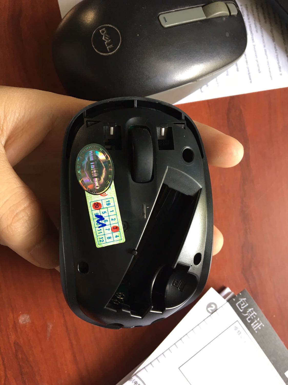 Mình mua được hơn 1 tháng rồi bây giờ mới review.
Cảm giác xài rất thích, giống với chuột cũ Dell mình từng dùng nhưng kích thước có nhỏ hơn một tí
Bên trong có đánh dấu ngày tháng mua để bảo hành nên rất yên tâm nếu có hư hỏng
Mình quan sát thấy giá sản phẩm k dao động nhiều nên nếu các bạn có ý định mua thì cứ mua đi.
Đóng gói cũng rất cẩn thận, thường tem dán không chắc chắn do bên tiki lột tem ra để ghi ngày tháng bảo hành bên trong chuột, chứ kp hàng giả đâu các bạn.
Có kèm theo pin chính hãng nữa
Nói chung là hài lòng. 
Mình mua cả bộ bàn phím và chuột không dây.