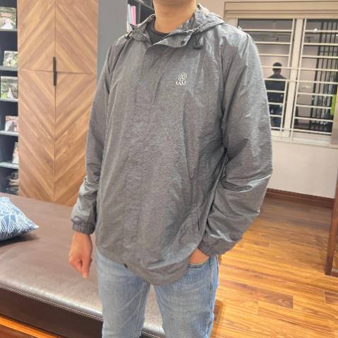 Áo khoác đẹp , mặc nhẹ . Dáng áo rộng rãi thoải mái, giá hợp túi tiền, áo 2 lớp nhẹ cách nhiệt tốt zậy nên mặc mùa đông làm áo ấm, còn mùa hè thay áo chống nắng cũng ổn, tiện lợi. Độ bền chắc phải kiểm chứng thêm, tốt sẽ mua thêm !..