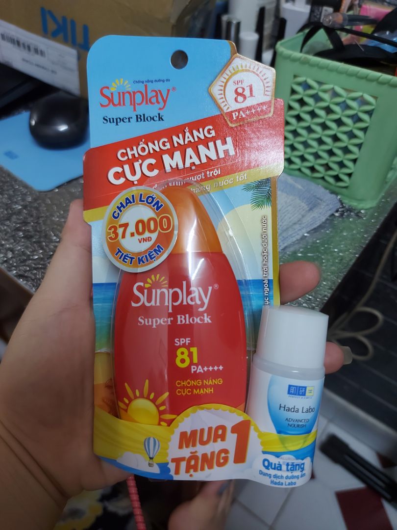 Kcn của Sunplay thì nổi và đc đánh giá dùng tốt cũng nhiều, mình cũng dùng qua vài loại thấy ok lắm. Loại Super Block này dạng sữa dễ thấm, mùi thơm dịu nhẹ, chai 70g chắc xài đc lâu lắm. Date T4/2025, đc tặng thêm lọ dưỡng ẩm 20ml của Hada Labo nữa