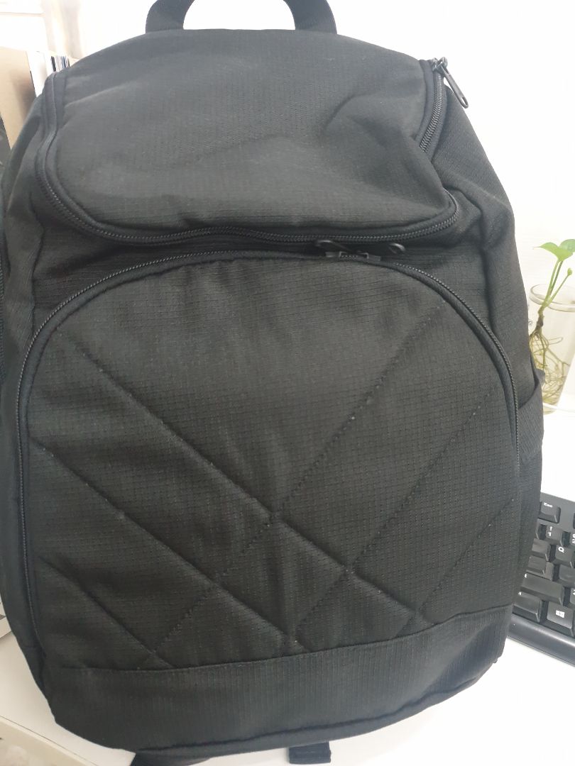 Balo rất xinh,nhỏ gọn nhưng đựng được rất nhiều đồ,có ngăn laptop,bình nước...,đường may chắc và đẹp,sẽ tiếp tục ủng gộ shop nha.