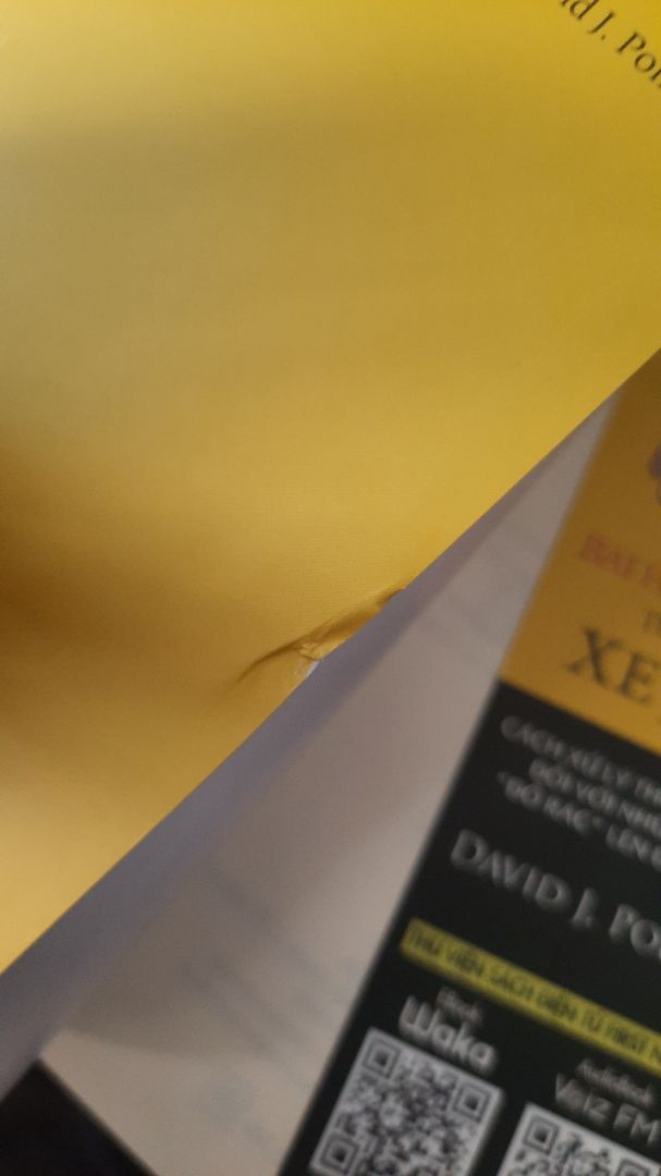 Tạm ổn, sách bị rách nhỏ và nhăn ở bìa và bookmark