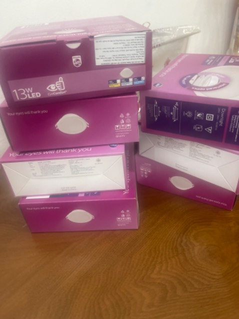 Bóng đèn sáng đẹp, hiệu suất cao, giao hàng nhanh, đóng gói cũng đẹp.