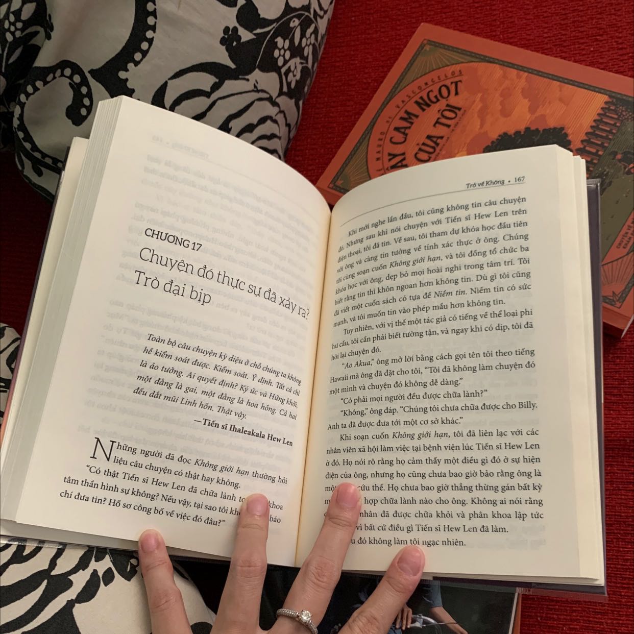 Mình không đọc Không giới hạn (phần trước đã ra mắt vài năm trước cuốn này - cuốn này là những trải nghiệm sau khi tác giả công khai đại chúng phương pháp) nhưng  cảm thấy những gì tác giả nói khá lủng củng và lặp đi lặp lại không cần thiết. Nhưng nếu vậy thì thực tế chỉ cần đọc quyển này là bạn nắm được tinh thần và cách ứng dụng Ho oponopono đúng nghĩa không mong cầu và trở về không. Các chương trong sách hơi vụn vặt theo kiểu lượm lặt mẹo của tác giả nhớ tới đâu ghi tới đấy và một số câu hỏi bỏ lửng. Nhưng tóm lại là có rất nhiều khám phá và cái nhìn mới hữu ích khiến cho việc thực hành của bạn tiến triển hơn
* Riêng về phần hình thức thì sách có được bọc plastic, tặng kèm bookmark nhưng có một đoạn khoảng mấy chục trang bị đóng đúp (phần cuối bị đóng đúp lên chính giữa sách) cũng thấy hơi kì lạ vì lỗi lớn như vậy