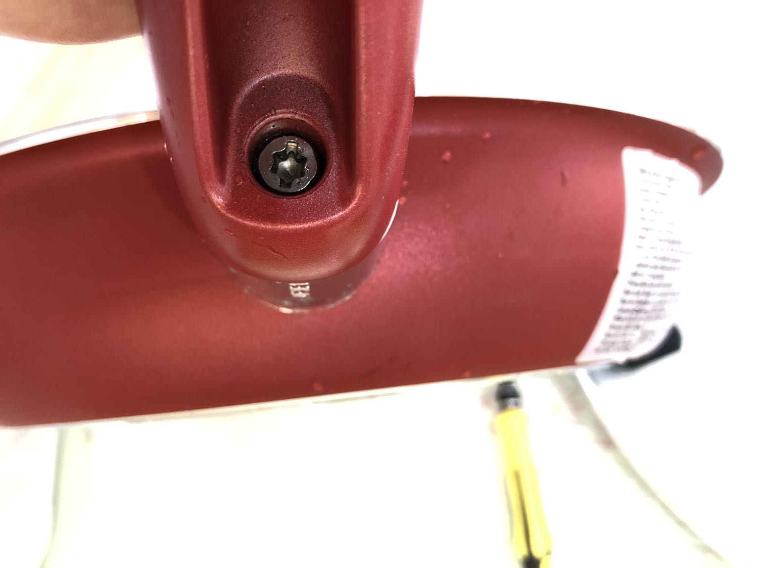 Vợ nhờ đặt mua làm mất điểm quá người ae ạ, tay cầm lỏng lẻo hở ra 1 đoạn rõ to tôi định vứt ngay và luôn thì vợ bảo thui a vặn lại đi, ok lấy tuavit ra thì ko vừa do cái ốc nó hình ngôi sao, đang thời điểm giãn cách tìm đc tuavit phù hợp mệt chết m*, mà vặn xong vẫn ko chắc lỏng lẻo như chảo hàng chợ, nói chung là 1 điểm về chỗ bye bye cả 2 ông từ nhà cung cấp lẫn tiki