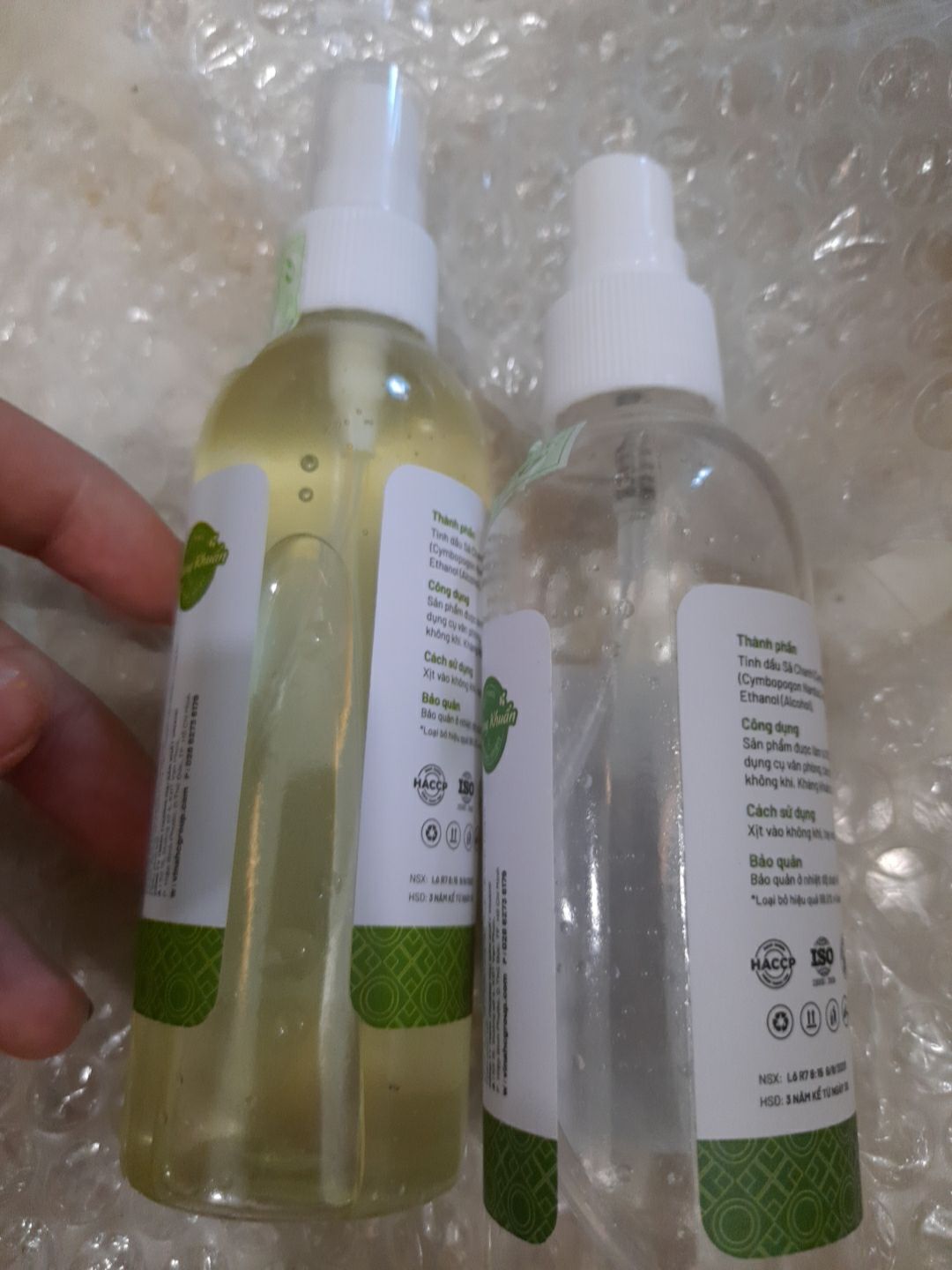 sản phẩm đợt sau mình mua có màu vàng nên không biết thế nào. lần đầu tiên mua có màu trong suốt mùi rất thơm. mình dùng để vệ sinh bàn ghế và xịt khử mùi phòng hiệu quả. xịt kiến thì rất ok, xịt muỗi thì phải trúng con mũi nó mới ngủm mà xịt gián thì cần nhiều hơn 1 chút. giá này rất ok vì nhu cầu sử dụng hằng ngày nhiều, nhưng thấy xài cũng lâu hết. cảm ơn tiki