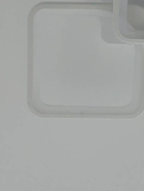 Shop gởi đèn bị bể 1 cánh.