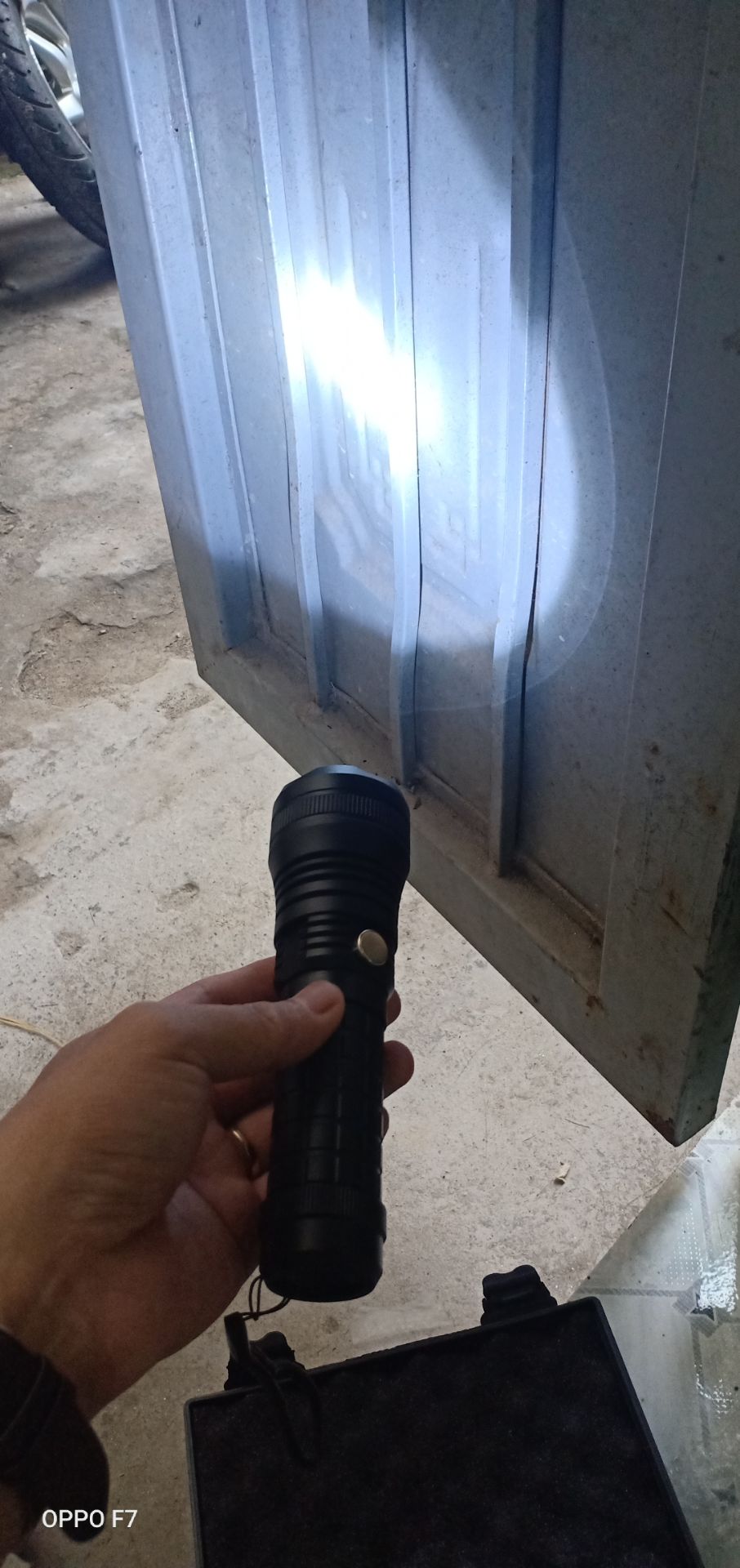 sản phẩm đúng hình
ánh sáng trắng
chiếu sáng ok
dùng đi trời mưa thoải con bà mái hihi
cầm chắc chắn nặng tay
yên tâm khi mua hàng tiki
k có 10sao đành cho 5sao
đóng gói hàng tốt
dùng 1 thời gian thấy đảm bảo
hộp đựng xịn xò
bảo quản tốt k bàn nữa
hihi....