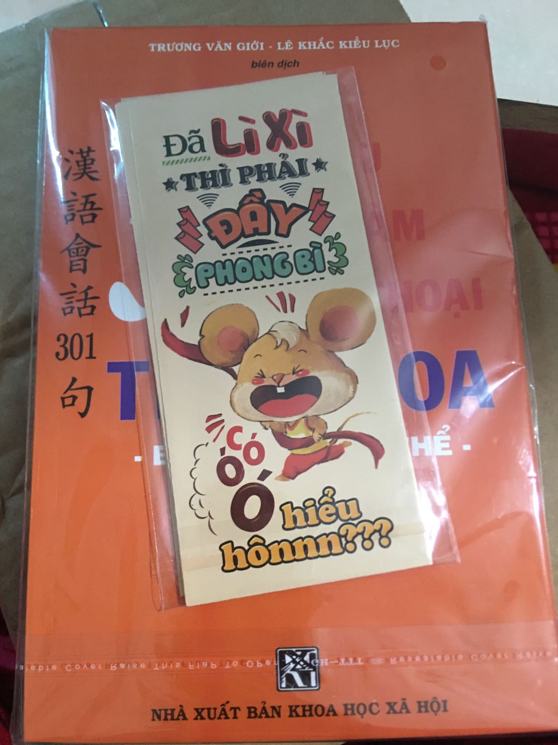 Sách đẹp nha . Có cả phần bài tập nữa . Đk shop tặng luôn cả bao lì xì nữa .