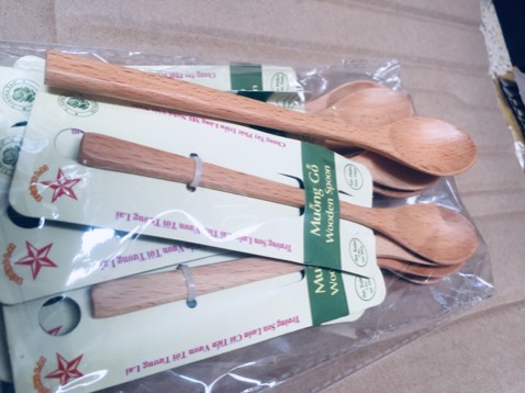 Vừa giao không đúng loại vừa thiếu hàng. 
* Đặt hàng: 5cái/hộp x2. Giao hàng loại rời, nhỏ, mỏng hơn, chỉ có 9 cái. Tôi chụp so sánh 2 loại (đã mua xài thử, nay đặt thêm mà giao như vầy)
* Cùng đơn, tôi đặt kẹp gỗ loại K1A giao K5. Phiền lòng.