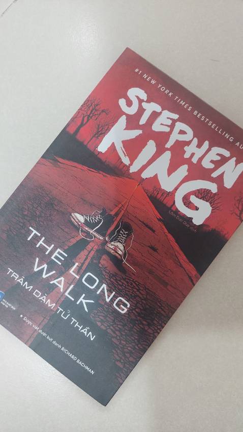 Một chuyến bộ hành thử thách sức bền của cả cơ thể và tâm trí trong giải đấu lấy bối cảnh nước Mỹ phản địa đàng không phải là một ý tưởng tồi. Cuộc đua dù hàng trăm dặm kết thúc sau 5- 6 ngày nhưng thật bất ngờ khi tôi cần đến hơn 3 tuần để đọc xong cuốn sách. Xuyên suốt câu chuyện là không khí bức bối ngột ngạt của thoại và thoai. Câu chuyện khá nhàm chán khi thiếu vắng hoàn toàn những nhân vât với chiều sâu tâm lý, những kẻ bệnh hoạn giết người với đầu óc biến thái , những tình huống gay cấn và cả những cảm xúc xót thương.