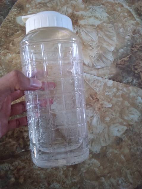 Nắp đậy vào hơi lỏng 1 chút nên nếu lắc bình mạnh thì sẽ chảy ra 1 chút nước nhé. Tôi mua về để bàn nên chắc cũng không sao. Giao hàng nhanh, gói tit mỉ . Đánh giá 3/5 sao nhé.