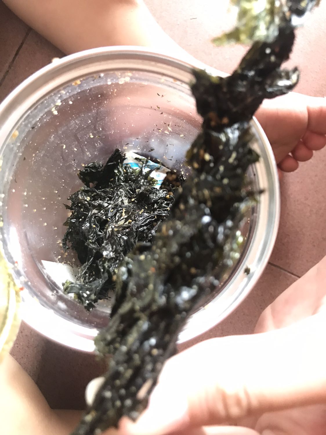 Nói chung bé nhà mình thích, trộn cả rong và tỏi vào ăn cùng cơm hoặc ăn chơi, bé khen ngon. Còn mình thì không hợp lắm vì thấy tanh