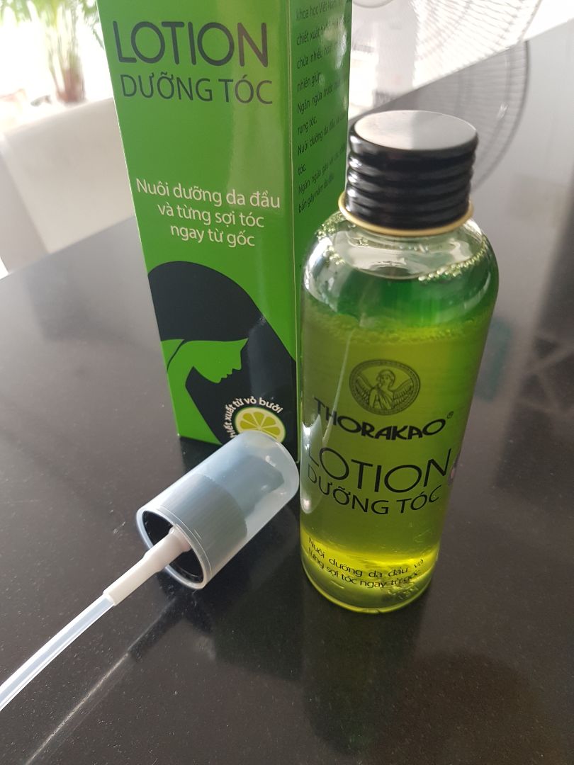 Về hàng: Bao bì đầy đủ, chuẩn hàng chính hãng. Tóc mình rụng rất nhiều, thấy mn recomend dùng tinh dầu bưởi nên mua về sài thử. Mong là hiệu quả. 
Có 1 điểm mình không hài lòng ở sản phẩm là nắp xịt tặng kèm không xịt được, làm mình phải chiết ra 1 lọ xịt khác để dùng, mình đã thử lấy cái nắp này xịt nước lọc bình thường nhưng cũng ko xịt được, chứng tỏ nắp hỏng chứ không phải do dung dịch. Mình thấy khá nhiều người đã mua và phản ánh về cái nắp xịt này mà khôg hiểu tại sao hãng vẫn không thay loại khác. Tặng nắp xịt mà không xịt được thì tặng làm gì nhỉ?