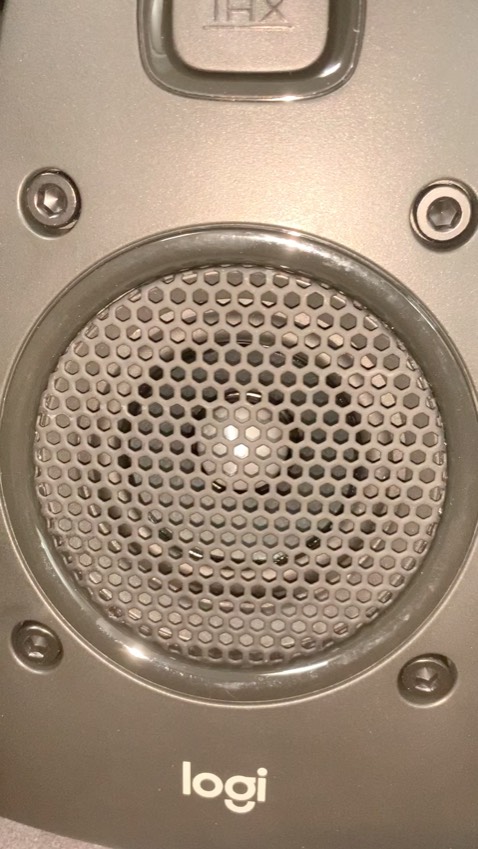 loa bên điều khiển bị rè, sao lại giao loa lỗi cho khách thế. chán thật