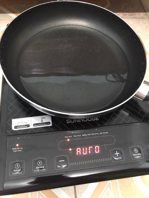 Chống dính tốt. Khá to. Đặt trên bếp hơi kênh do cán tay cầm nặng hơn. Nhìn chung ổn so với giá.