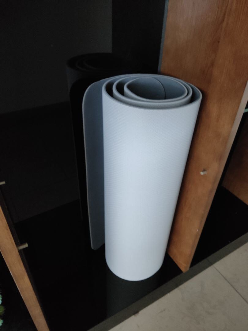 màu nhã nhặn, được tặng cái túi đựng và dây buộc yoga rất tiện
thảm dày, đàn hồi tốt, chống trượt khá tốt, dù mình tập các động tác khá là mạnh và nhanh
shop nhiệt tình tư vấn và chăm sóc chu đáo, chúc shop mua may bán tốt