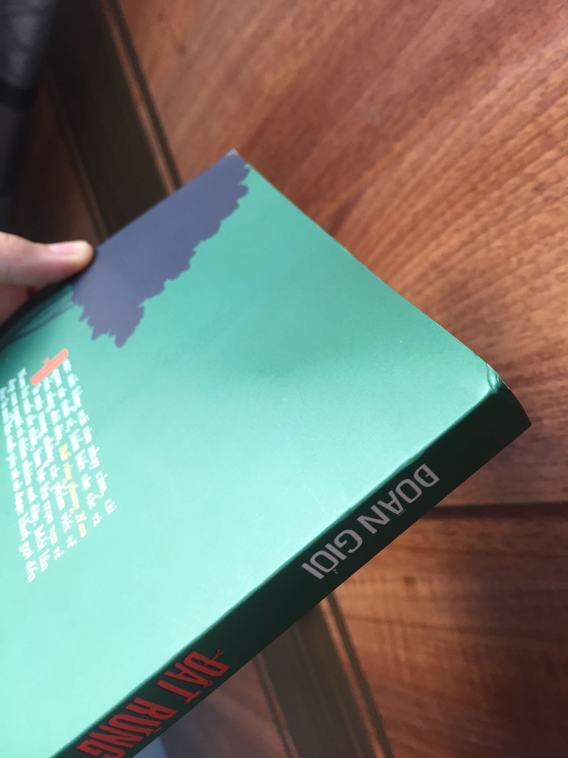 Sách có bọc nilon rồi mà méo mó như vậy. Nhận được thùng hàng trông không đến nỗi nào nhưng mở ra thì thất vọng.Cho hỏi có được đổi hàng không ạ?