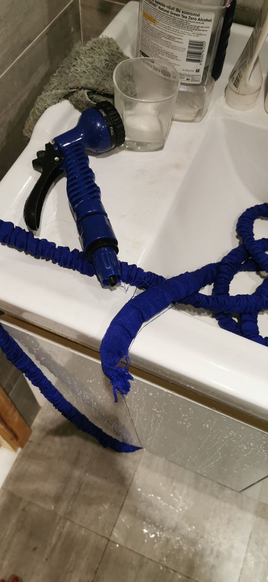 Chất lượng rất tệ, nước rỉ cả 2 đầu vòi, và mình sử dụng chưa được 5 phút thì vòi bị rách và bung ra làm nước tung tóe khắp nhà. Mua phí tiền.