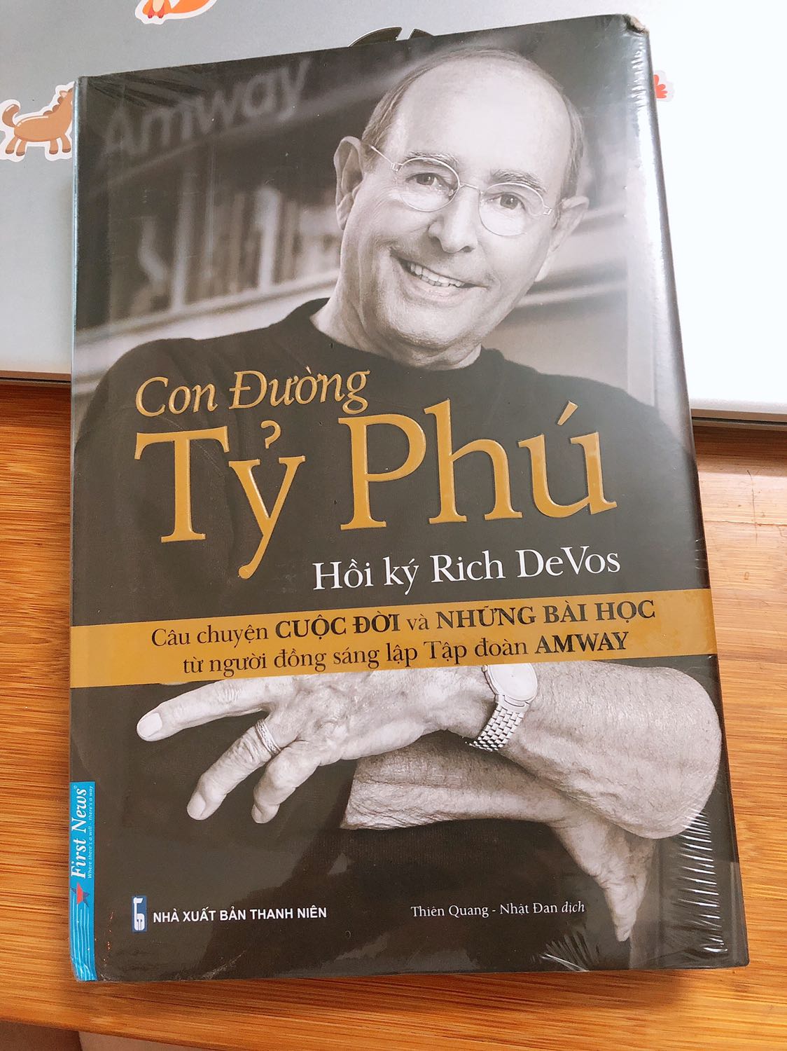 Tỉ Phú trong ngành bán hàng trực tiếp. Mình thực sự rất khâm phục và yêu mến ông. Trong khi rất nhiều người Việt kì thị ngành bán hàng này mà kb rằng cv này đang ngày càng phát triển trên thế gì giới. Nên đọc và mở rộng tầm mắt. Nâng cấp tư duy và cho mình những cơ hội thay đổi cs. Mình tìm đọc rất nhiều cuốn sách của ông và cty amway. Mn nên tìm đọc đi nhé.
