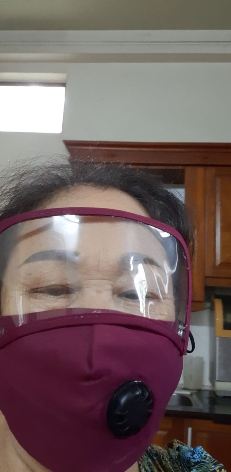 Vải màu đỏ hơn và trông cứng hơn so với hình