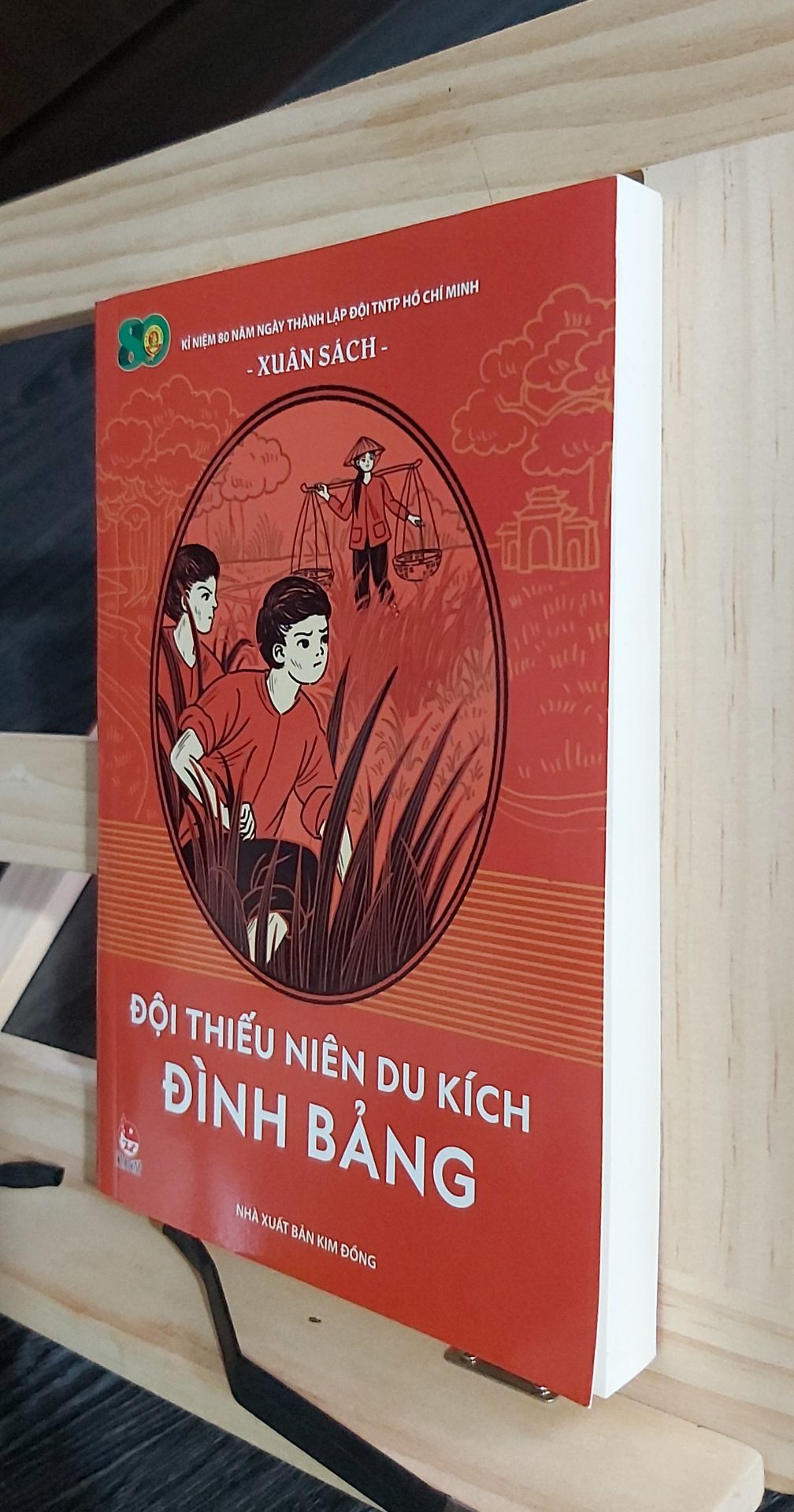 Mỗi mẩu chuyện là mỗi tấm gương, mỗi sự kiện lịch sử. Tác giả Tô Hoài ghi chép lại như một tư liệu quý giúp bạn đọc nhỏ tuổi hiểu thêm về truyền thống cách mạng của thiếu nhi Việt Nam trong những năm 1945 - 1950. 
Sách được bọc cẩn thận và giao nhanh. Dịch vụ Tiki thân thiện. Like!