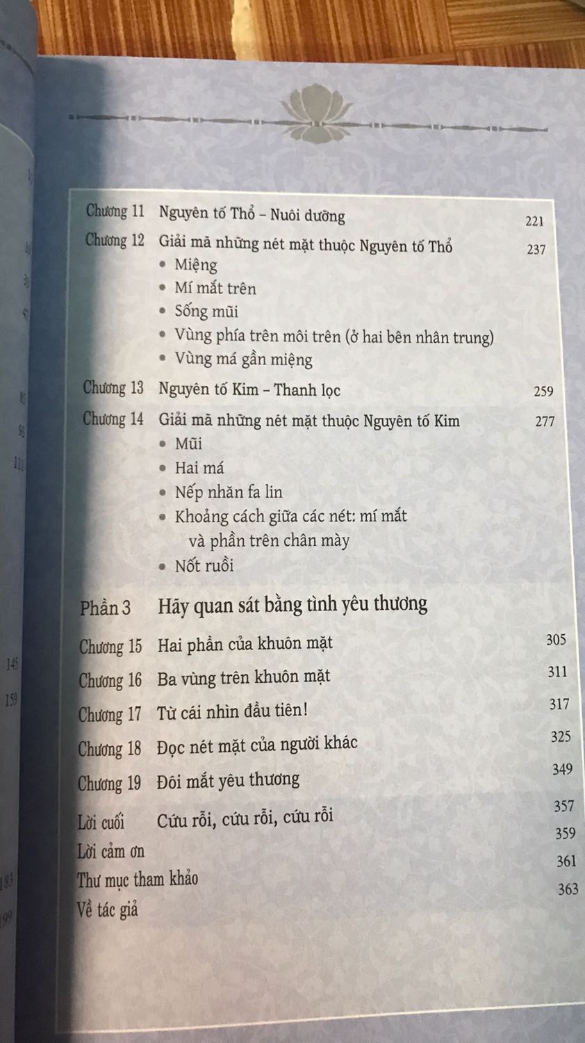 Lần đầu mình viết ý kiến nên hơi vụn nhé.
1. Giao hàng nhanh, đóng gói cẩn thận.
2. Chất lượng sách cực OK. Sách đẹp giấy tốt
3. Mình đọc đến trang 99. Phần “nguyên tố thủy”, nguyên tố đại diện cho mình nên cảm nhận chủ quan thì lập luận đúng và có tính ứng dụng cao. Mình tự cảm thấy sách viết hợp lý. Có điều diễn giải dài dòng. Đọc mệt.