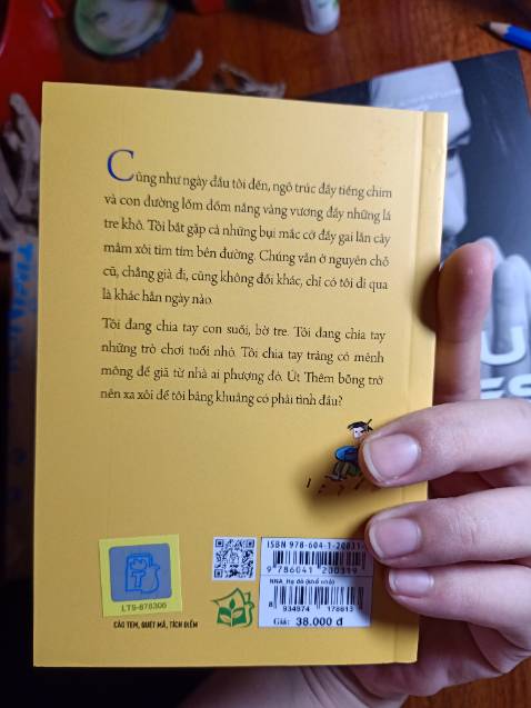 Sách mới cứng còn nguyên seal, chất giấy tốt mực in rõ ràng. Mà khổ sách khá bé tầm hơn 1 bàn tay, nhìn khá dễ thương. Tiki đóng gói và giao hàng siêu siêu nhanh, mới đặt đêm qua mà sáng nay đã giao luôn rồi. Tuyệt vời!